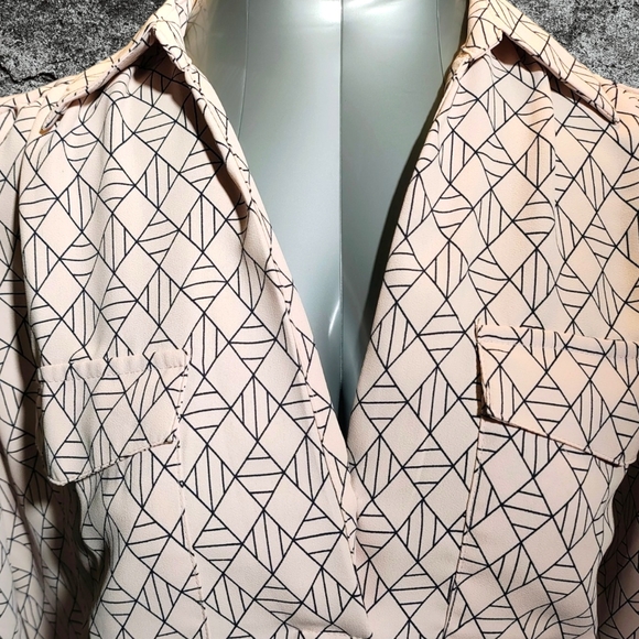 ANN TAYLOR | ✨ Black & White Geometric Patterned Blouse | NWOT ✨ size S - Picture 3 of 10